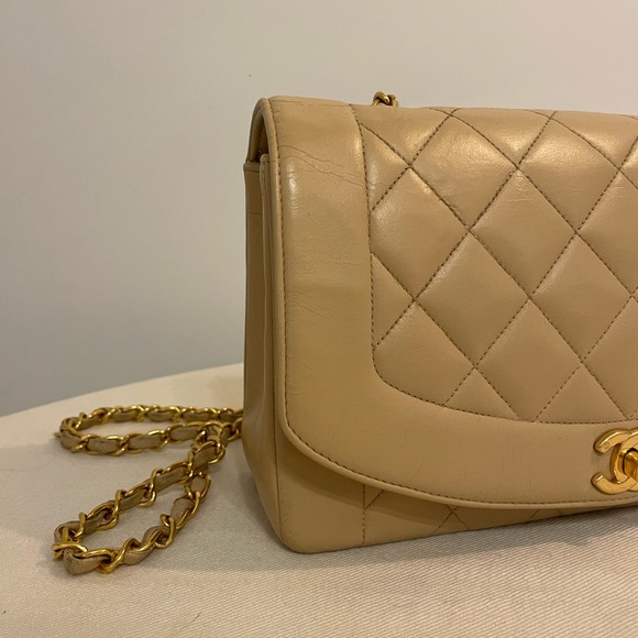 Chanel Beige Vintage Medium Diana Flag Bag - Picture 2 of 11